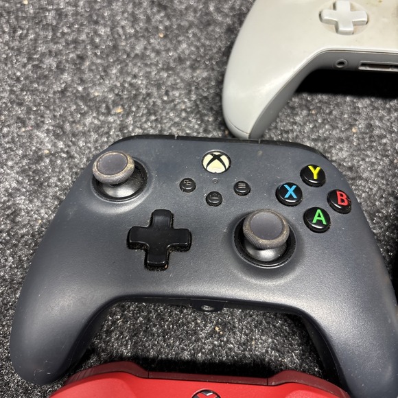 Lot of 5 Microsoft and othe Xbox 360 Wireless Controllers – Untested For Parts - Picture 5 of 10